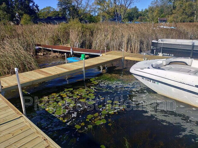 Building Photo - 5864 Shaw St