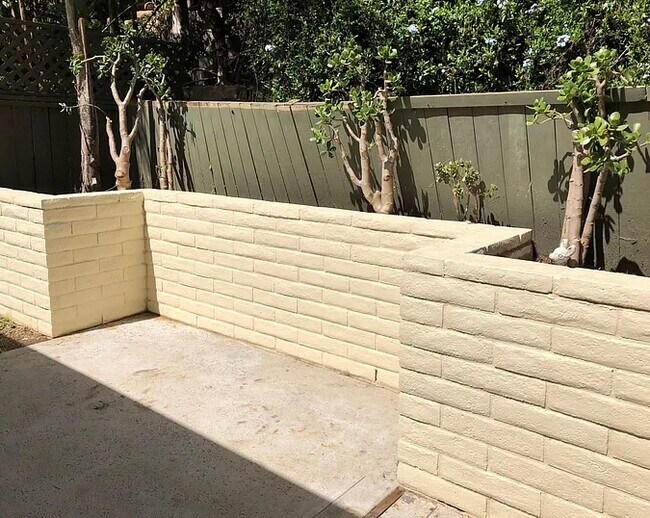 Private yard, space to garden - 6812 Fashion Hills Blvd