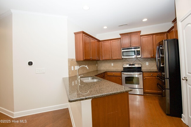 Building Photo - 104 Pine Hawk Dr
