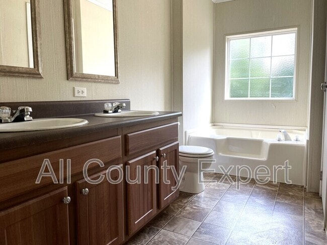 Building Photo - 327 Reavis Mountain Rd