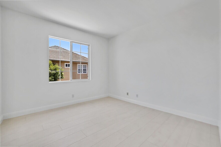 Good-size secondary bedroom - 5142 Pearce Dr