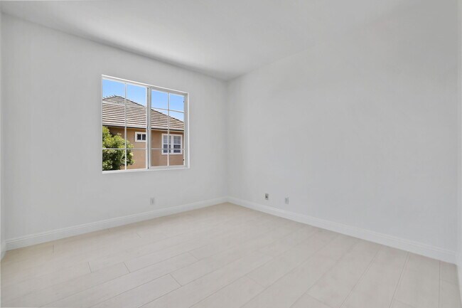 Good-size secondary bedroom - 5142 Pearce Dr