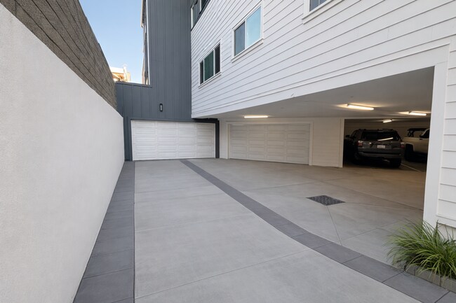 Building Photo - Grant Avenue B