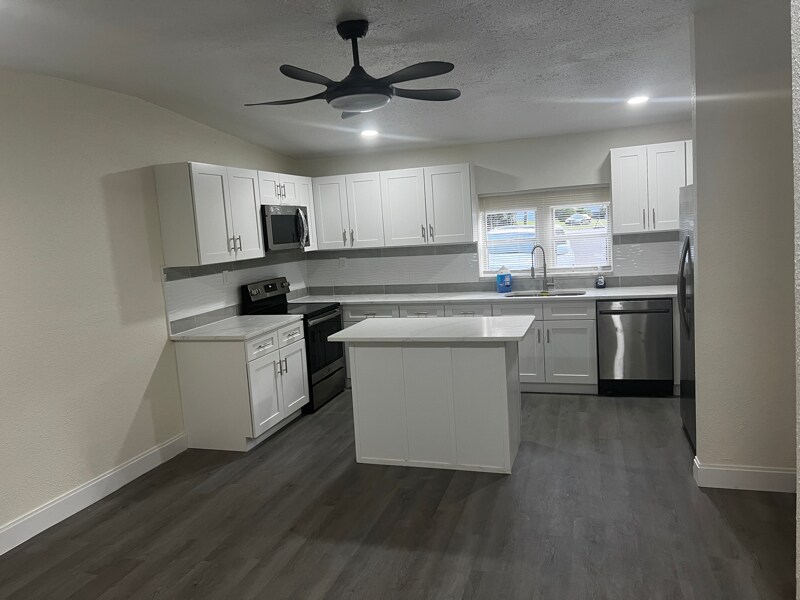 Building Photo - 6870 Rhode Island Dr W