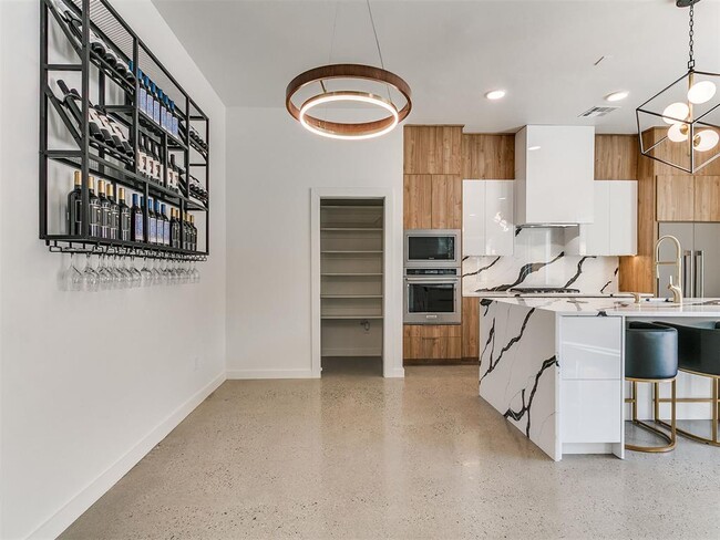 Building Photo - 605 N Idaho Ave