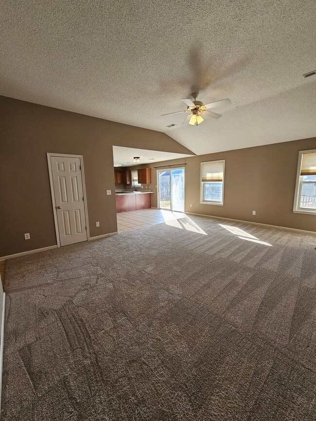 Building Photo - 3 Bedroom 2 Bath Home in Seven Oaks Neighborhood