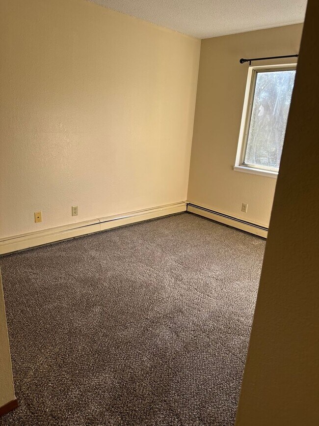 Building Photo - Four Bedroom Apartment