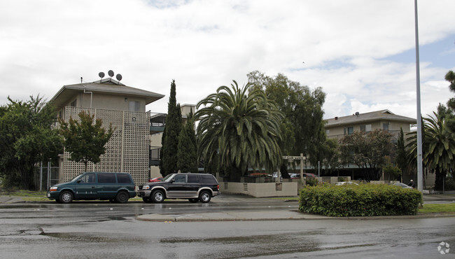 Building Photo - Golf Club Manor Apartments