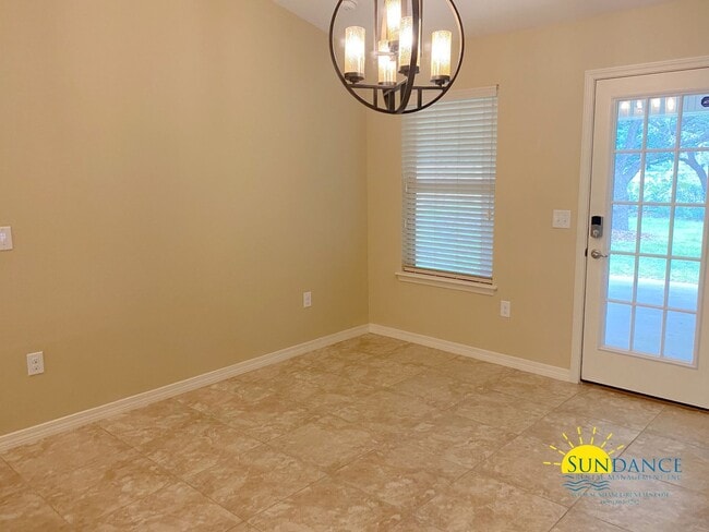 Building Photo - Stunning 4 Bedroom Home in Navarre