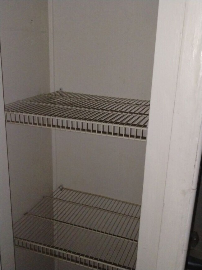 Building Photo - Oak Ridge 37830 - 1 Bedroom, 1 Bath Apartment - Contact Lisa Vineyard and Shannon Russell (865) 2...