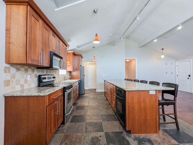 Building Photo - Charming 3 bed, 2 bath Lake Goodwin rambler!