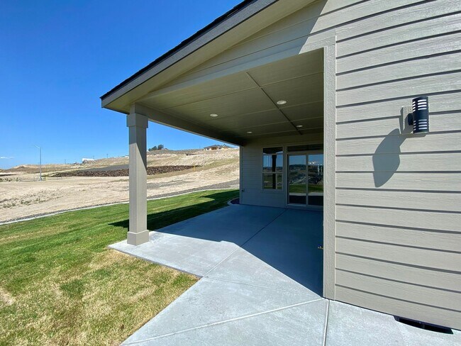 Building Photo - Stunning Southridge Rental with RV Garage ...