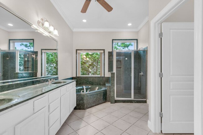 Building Photo - Spacious unfurnished 4B/3B home in Gated Community of Emerald Lakes