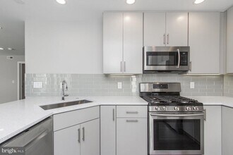 Building Photo - 712 S Sartain St