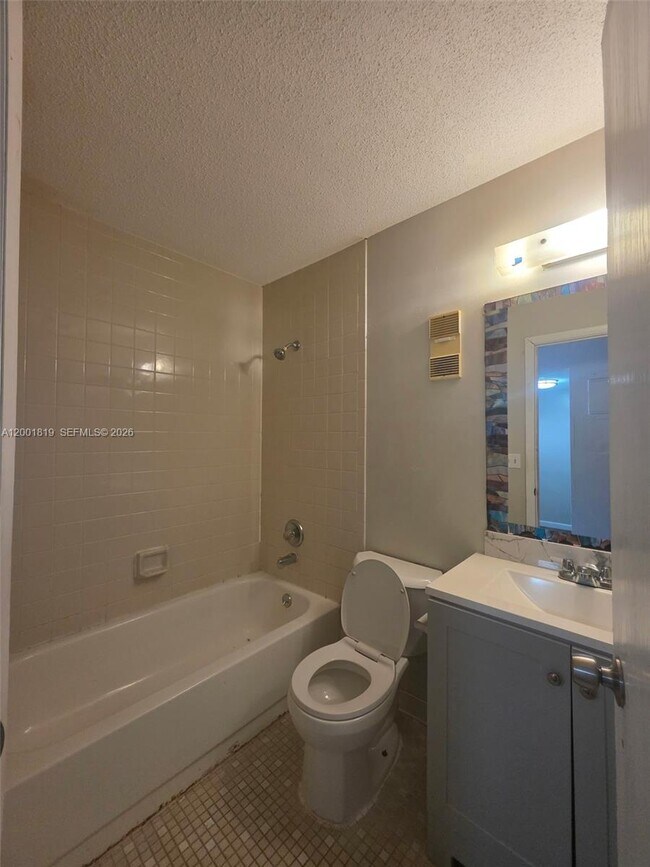 Building Photo - 313 Country Club Oval