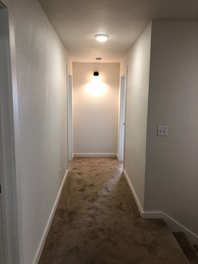 Building Photo - 4.5 Bathrooms ! 4 large bedrooms! Close to CWU