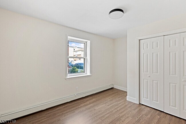Building Photo - 86 Farnham Ave