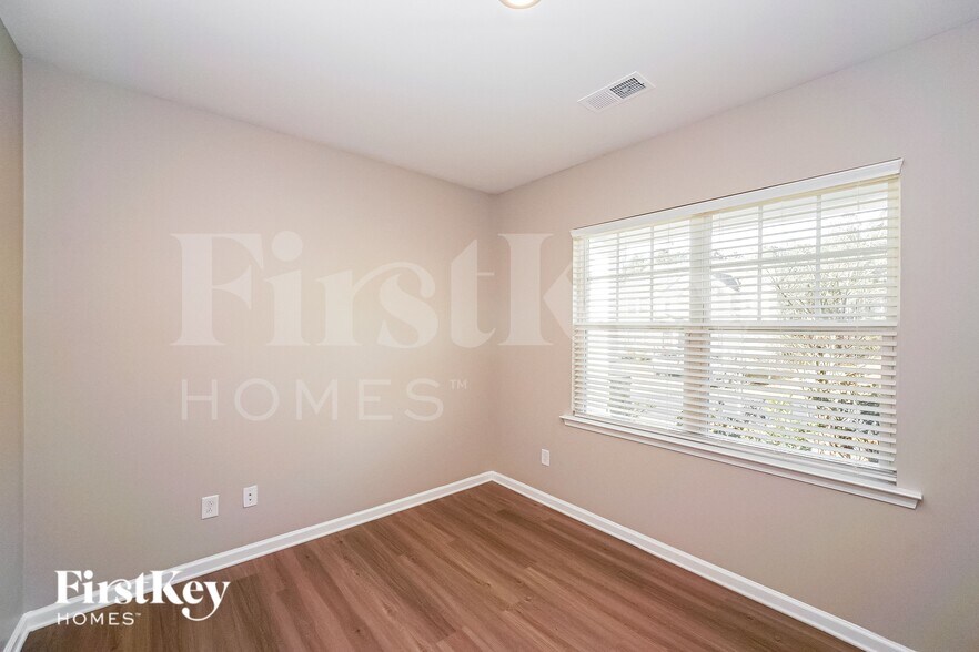 Building Photo - 205 Falls Cove Dr