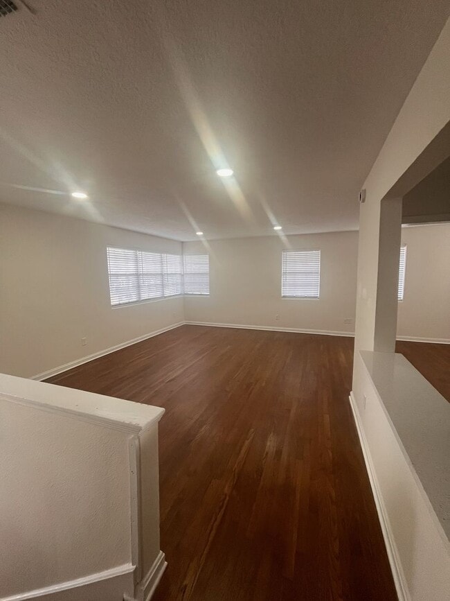 Building Photo - Two Bedroom One Bath Upstairs Apartment In Avondale