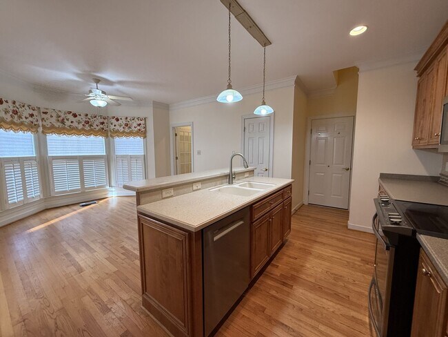 Building Photo - Immaculate End-Unit Townhome in Port Warwick