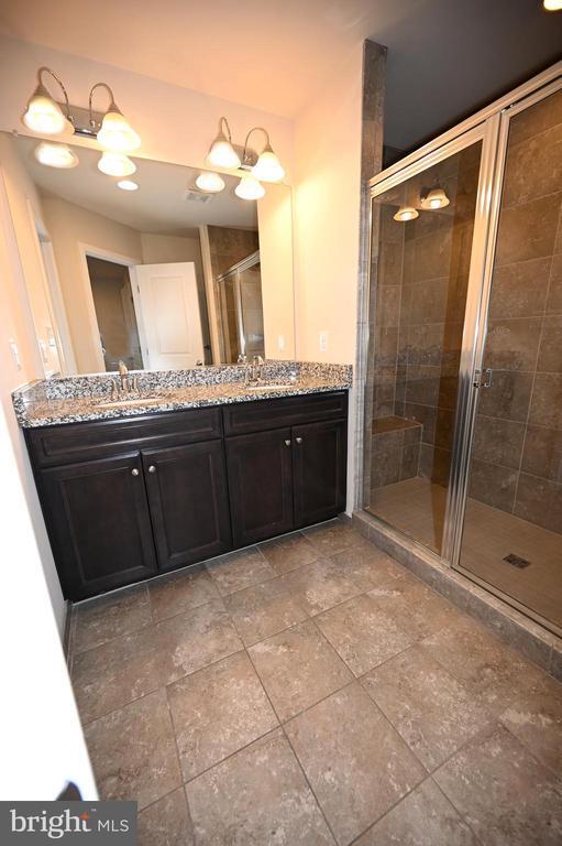 Building Photo - 2413 Glenallan Ave