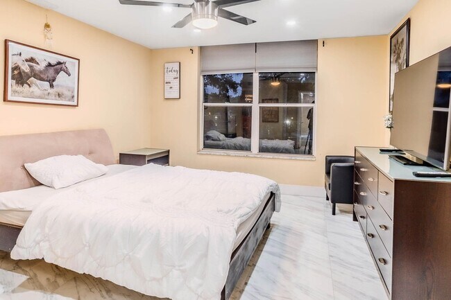 Building Photo - 3710 Inverrary Dr