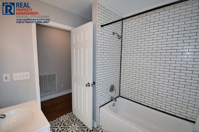 Building Photo - All brick 3BD home PLUS bonus room & back deck, half mile to MTSU!
