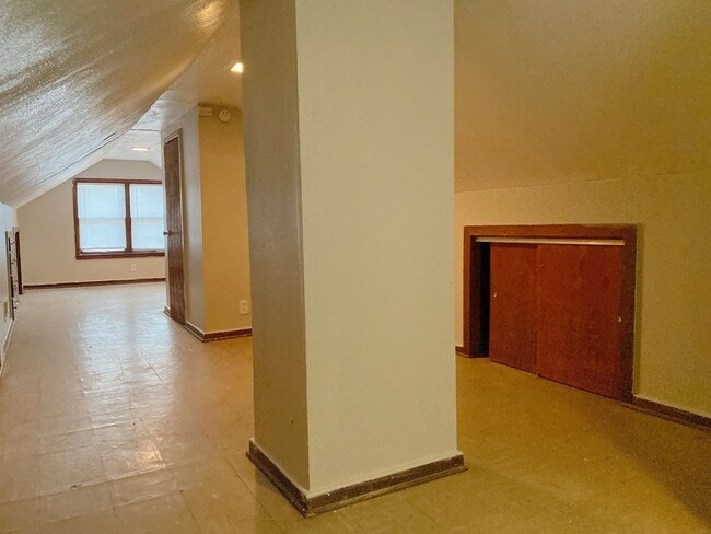 Building Photo - 3 bedroom 1 bath house!