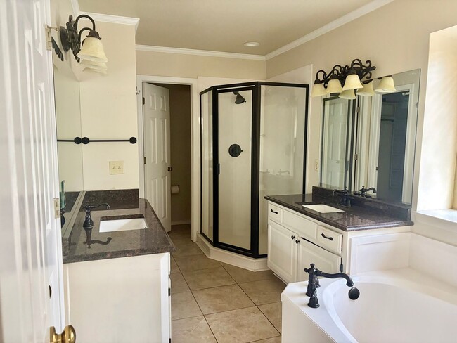 Building Photo - Beautiful 4 bedroom ranch style home in wonderful location off 101st between Memorial and Mingo