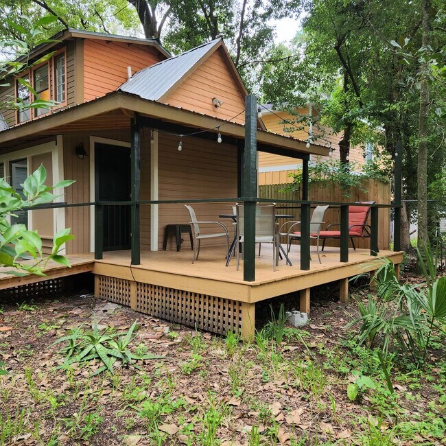 Building Photo - Single Family Home Close to UF!
