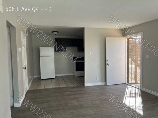 Building Photo - 2BD/ 1BTH Apartment East Palmdale 1st Floor