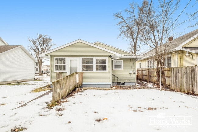 Building Photo - 730 E Broadway St