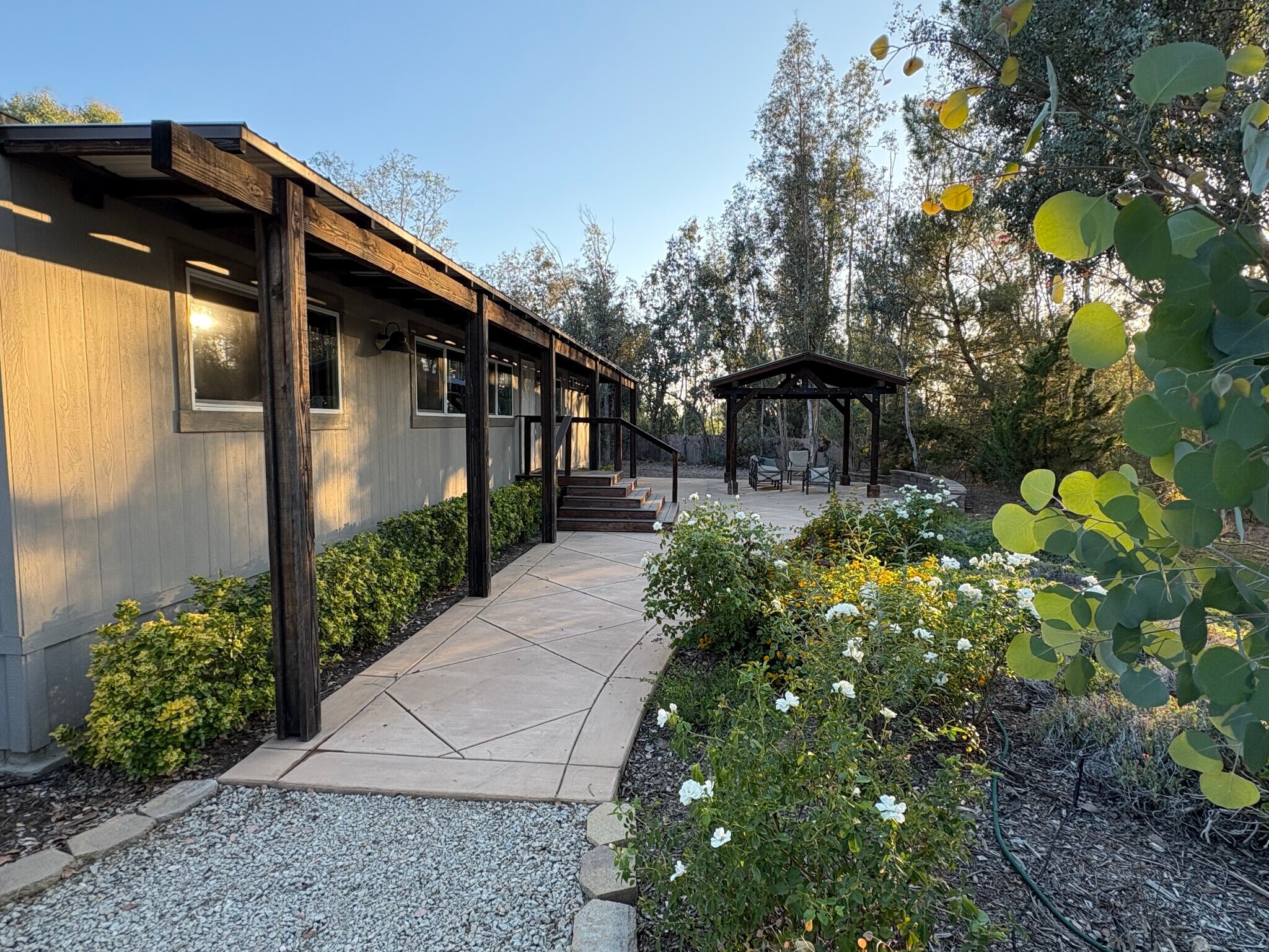 Building Photo - 35635 Glenoaks Rd