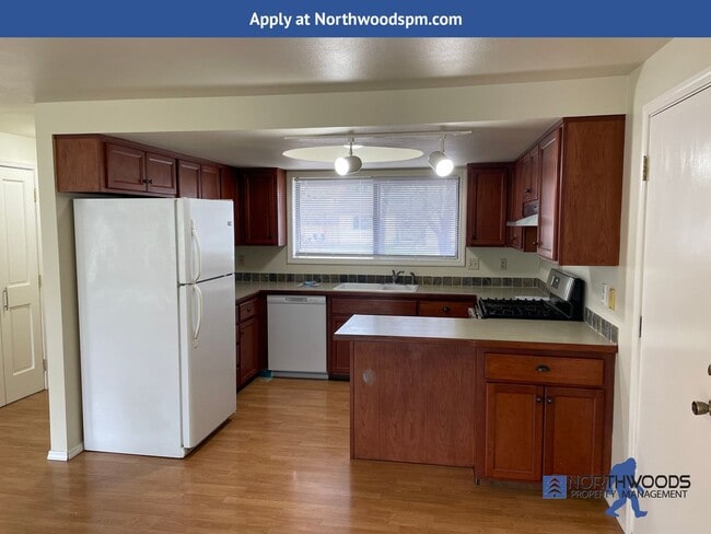 Building Photo - Beautiful Butte Creek View-3 Bedroom 2 Bat...