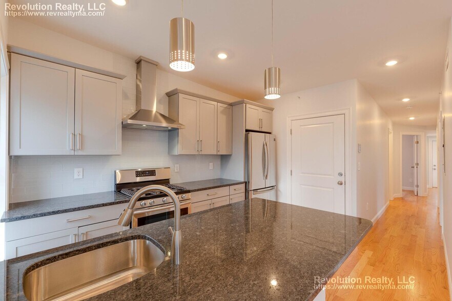 Building Photo - 15 Kenilworth St