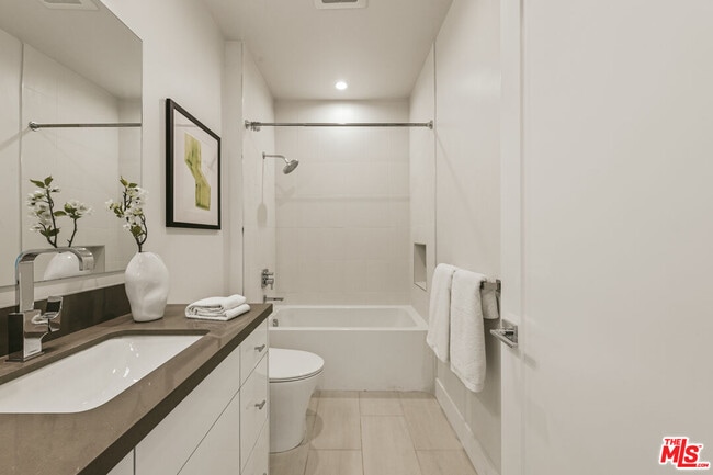 Building Photo - 3222 S Barrington Ave