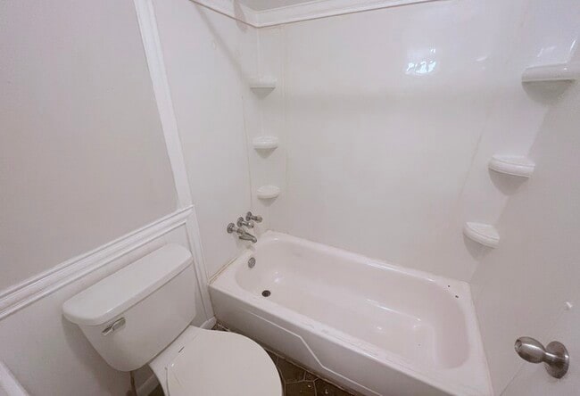 Building Photo - BEAUTIFUL TWO BEDROOM 1.5 BATHROOM APARTME...