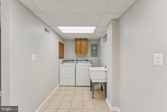 Building Photo - 3621 S Kemper Rd