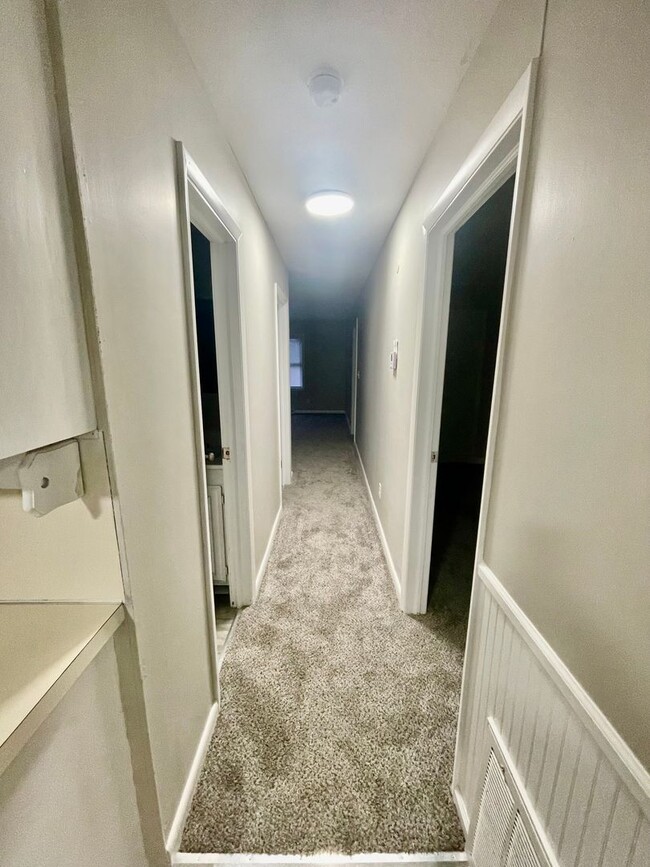 Building Photo - Welcome to this charming 3-bedroom, 1.5-bathroom home located in the desirable Newton, NC.