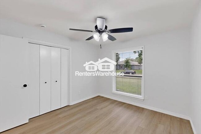Building Photo - MOVE IN READY COMPLETELY UPDATED - 3BED/2B...