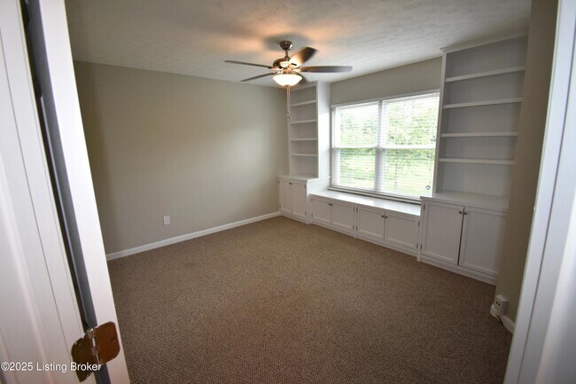 Building Photo - 10407 Pinoak View Dr