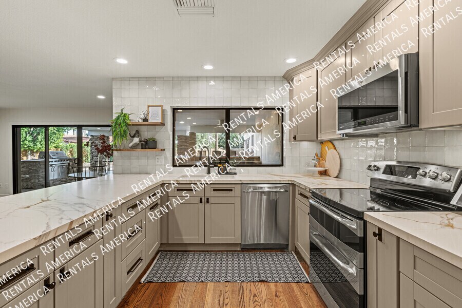 Building Photo - 7007 N Vía De Manana