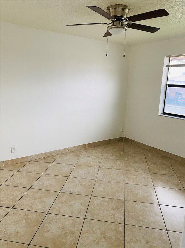 Building Photo - 10046 Winding Lake Rd