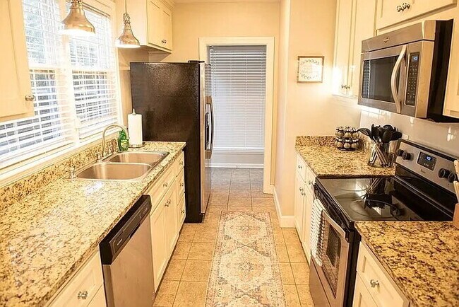 Building Photo - Fully Furnished 4BR Bungalow in Prime Forest Dr Location