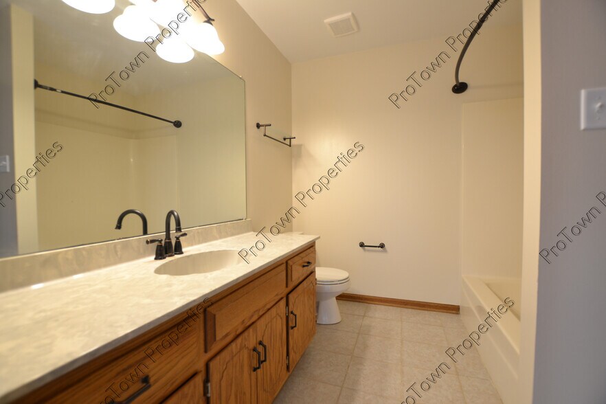 Building Photo - 4616 Peacock Ln