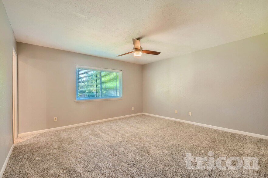 Building Photo - 6026 Lakecrest Dr