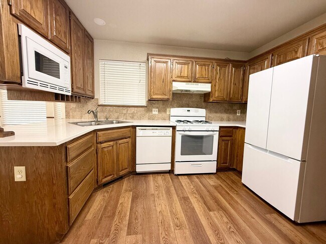 Building Photo - Great Family Home, Great Neighborhood