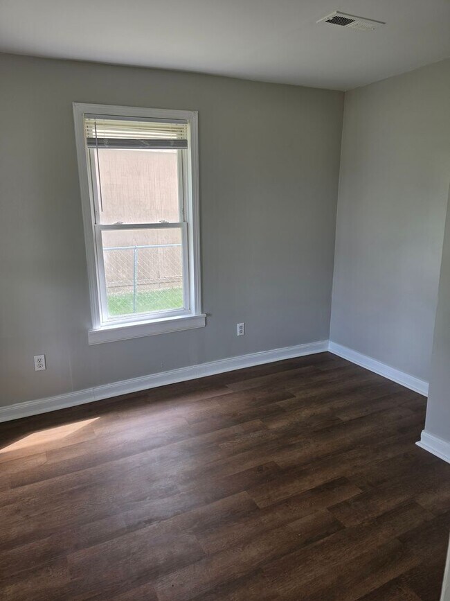 Building Photo - 2 Bedroom 1 Bath House in Southwest Roanoke