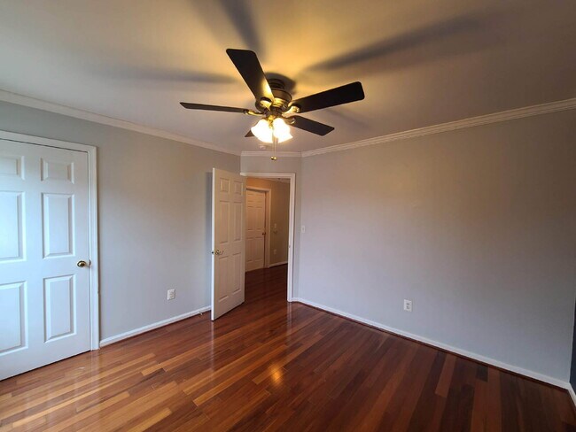 Building Photo - Gorgeous 6 BR Home, Convenient to Quantico & Commuting