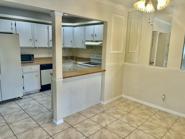 Building Photo - 536 Shady Pine Way